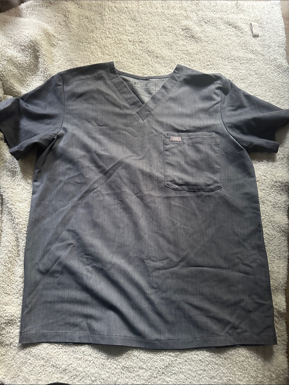 Figs Men’s V-Neck Scrub Top in Charcoal